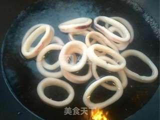 爆炒鱿鱼圈的做法步骤:4