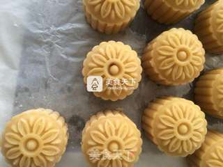 广式蛋黄莲蓉月饼的做法步骤:13