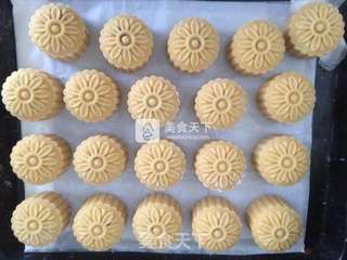 广式蛋黄莲蓉月饼的做法步骤:15