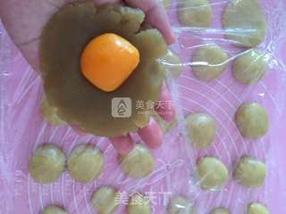 广式蛋黄莲蓉月饼的做法步骤:4