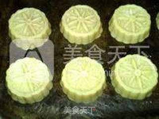 广式椰心莲蓉月饼的做法步骤:18
