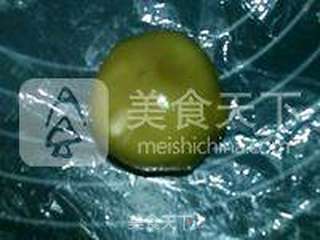 广式椰心莲蓉月饼的做法步骤:11