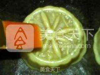 广式椰心莲蓉月饼的做法步骤:20
