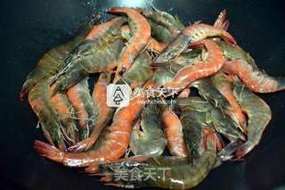 惹味蛋黄吮指虾,为大伙带来一道简易庆节菜的做法步骤:5