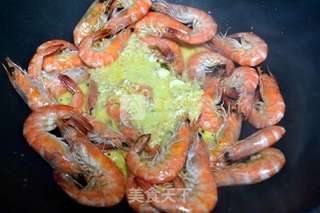 惹味蛋黄吮指虾,为大伙带来一道简易庆节菜的做法步骤:6
