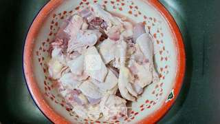 焖炖鸡肉豆腐干的做法步骤:2