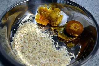惹味蛋黄吮指虾,为大伙带来一道简易庆节菜的做法步骤:2