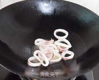 青椒炒鱿鱼圈的做法步骤:4