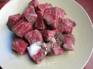 蒜籽红酒牛肉的做法步骤:2