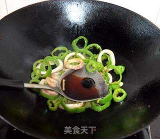 青椒炒鱿鱼圈的做法步骤:7