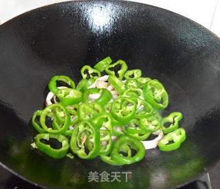 青椒炒鱿鱼圈的做法步骤:5