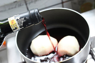 小龙船干红入菜之——红酒雪梨的做法步骤:6
