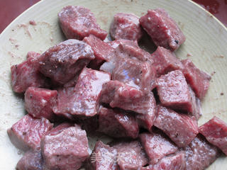 蒜籽红酒牛肉的做法步骤:7