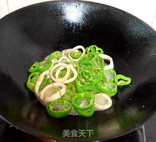 青椒炒鱿鱼圈的做法步骤:6