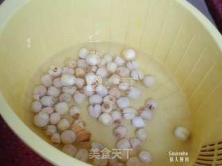 莲子炒豆角的做法步骤:2