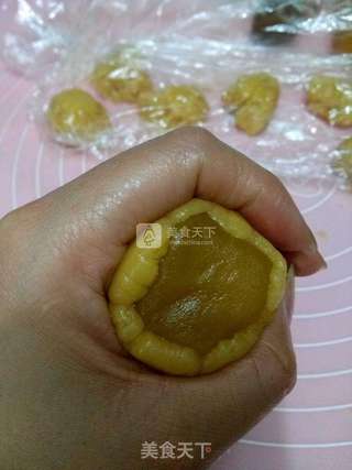 广式蛋黄板栗月饼的做法步骤:8