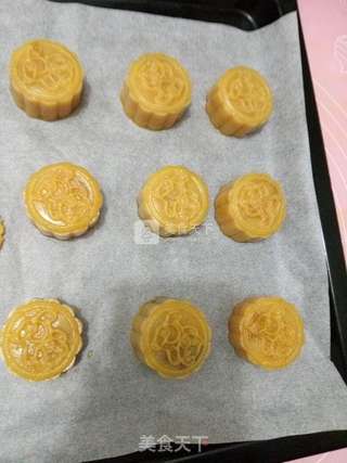 广式蛋黄板栗月饼的做法步骤:12
