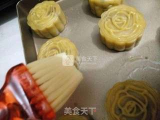 广式蛋黄板栗月饼的做法步骤:14