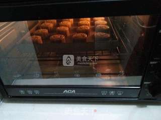 广式蛋黄板栗月饼的做法步骤:15
