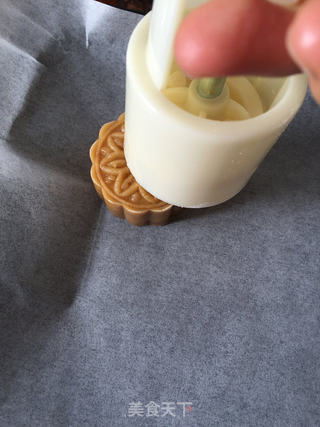 广式豆沙月饼的做法步骤:21