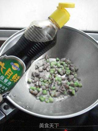 肉丁酱油炒饭的做法步骤:4