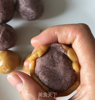 广式豆沙月饼的做法步骤:20