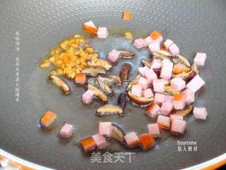 五彩火腿炒粒粒的做法步骤:2