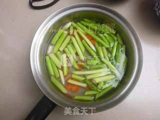 芦笋炒虾球的做法步骤:4