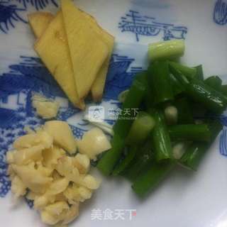 葱香味酥炸鲫鱼的做法步骤:2