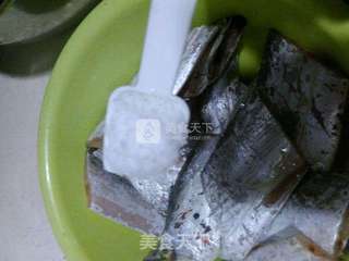 家常煎带鱼的做法步骤:2