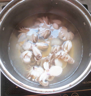 八爪鱼炒韭菜的做法步骤:3