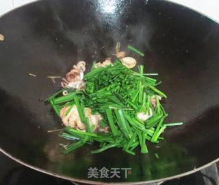 八爪鱼炒韭菜的做法步骤:7