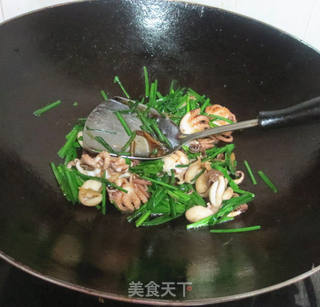 八爪鱼炒韭菜的做法步骤:9