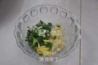 葱爆花甲螺的做法步骤:3