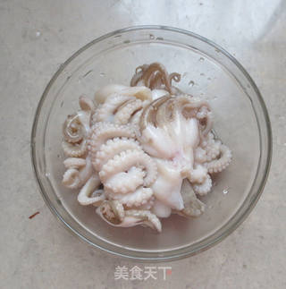 八爪鱼炒韭菜的做法步骤:2