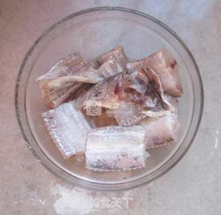 洋葱烧带鱼的做法步骤:2