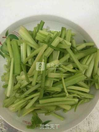 腊肠芹菜 十分钟快手菜的做法步骤:2