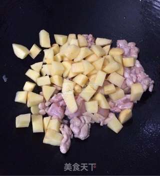 土豆焖鸡的做法步骤:4