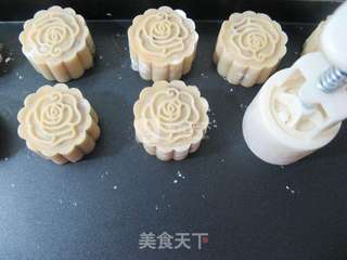 白豆沙蔓越莓广式月饼的做法步骤:18