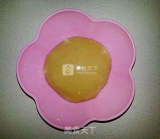 传统蛋黄莲蓉月饼(50克/个)的做法步骤:4