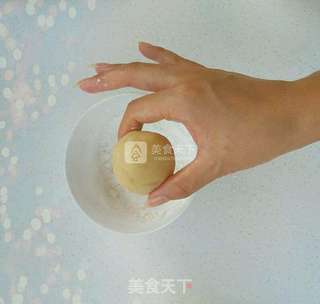 传统蛋黄莲蓉月饼(50克/个)的做法步骤:15