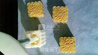 传统蛋黄莲蓉月饼(50克/个)的做法步骤:17