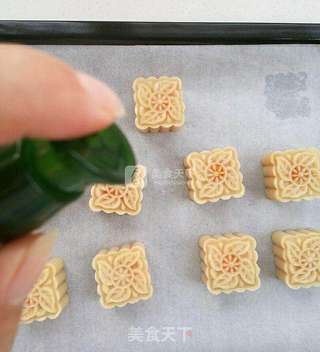 传统蛋黄莲蓉月饼(50克/个)的做法步骤:18