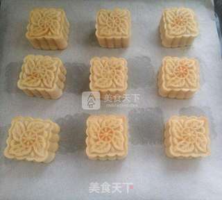 传统蛋黄莲蓉月饼(50克/个)的做法步骤:20