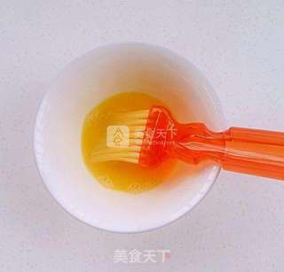 传统蛋黄莲蓉月饼(50克/个)的做法步骤:21