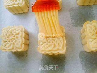 传统蛋黄莲蓉月饼(50克/个)的做法步骤:22
