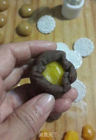 广式豆沙蛋黄月饼的做法步骤:4
