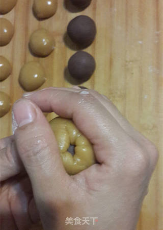 广式豆沙蛋黄月饼的做法步骤:8