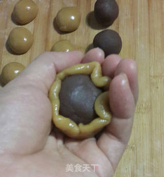 广式豆沙蛋黄月饼的做法步骤:6