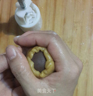 广式豆沙蛋黄月饼的做法步骤:7